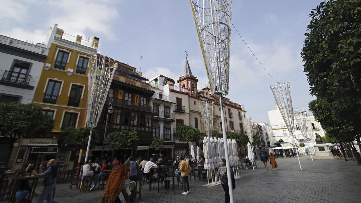 Ambiente en la Plaza del Salvador con la iluminación navideña ya colocada