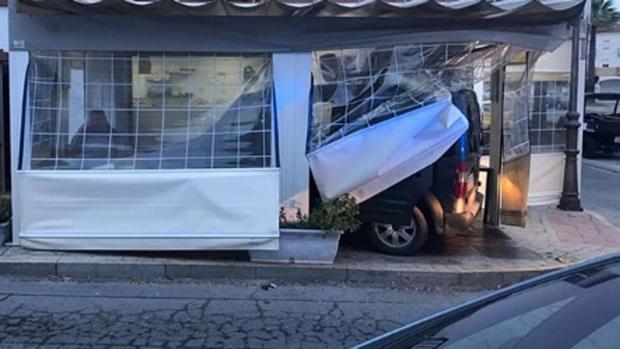 Herido tras empotrar su coche contra la terraza de un bar de Lepe