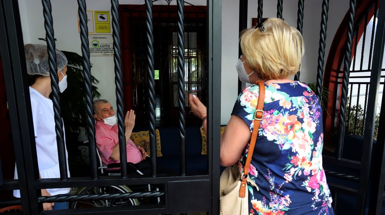 Visita de un familiar a un residente de un centro de mayores de Córdoba