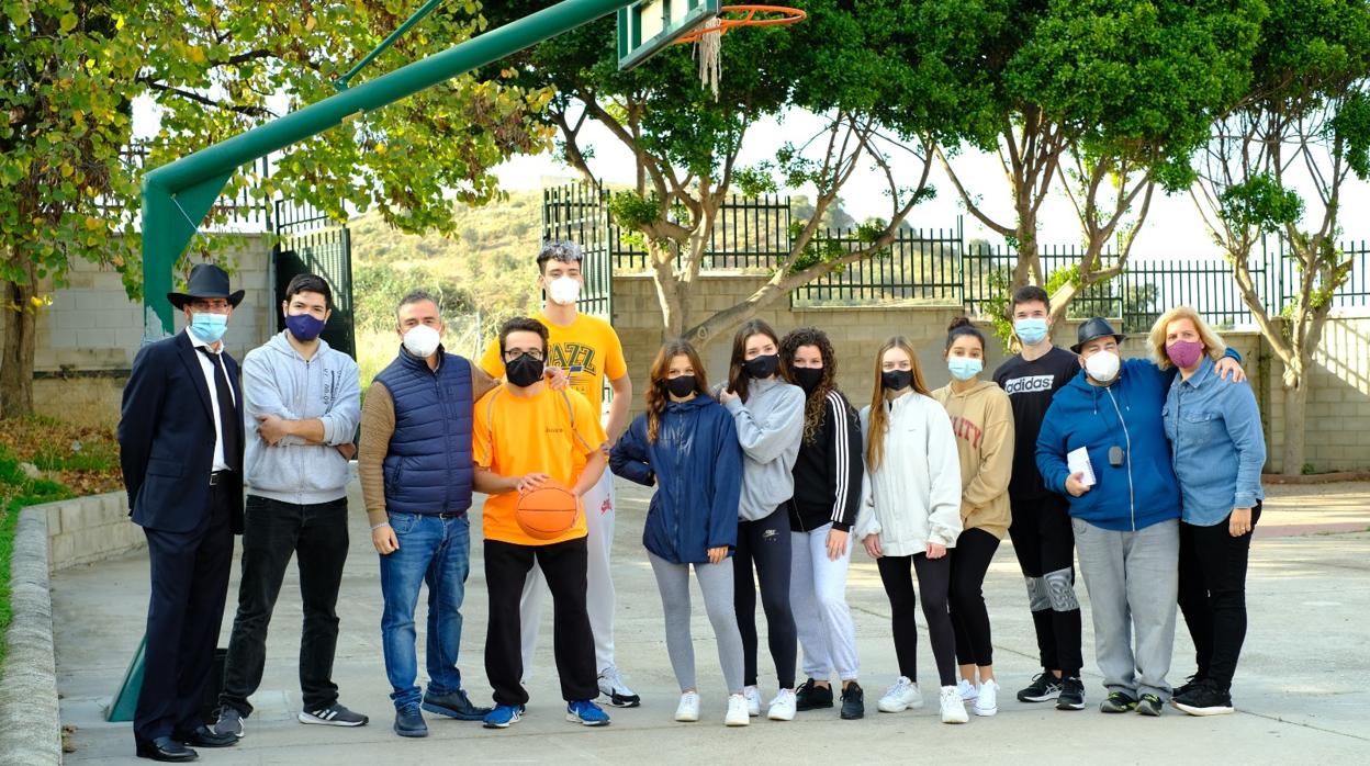 Profesores y alumnos del IES Puerto de la Torre que participan en el corto