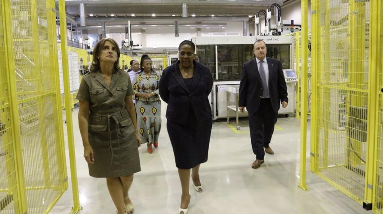 Teresa Ribera en una visita a la planta sudafricana de Isofotón cuando era directiva en septiembre de 2012