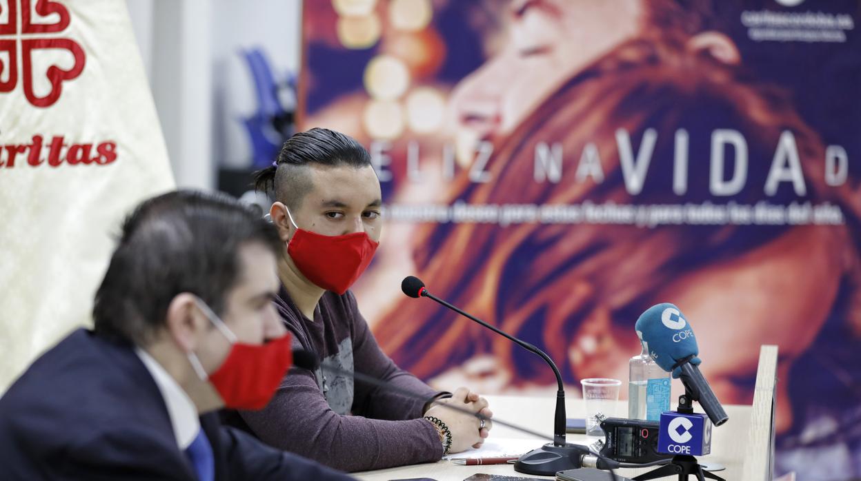 Hassam, un joven marroquí que vivía en la calle, junto al director de Cáritas