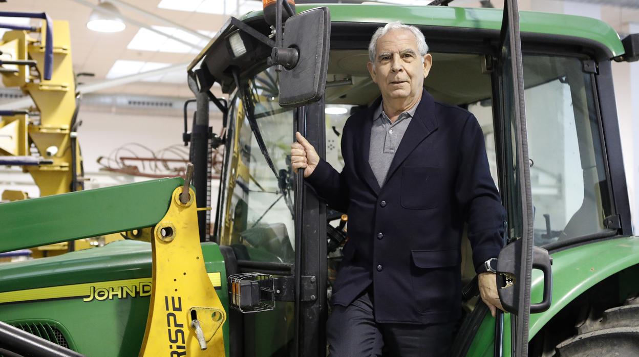 Jesús A. Gil Ribes en uno de los tractores que usan en su grupo de trabajo de investigación en la UCO