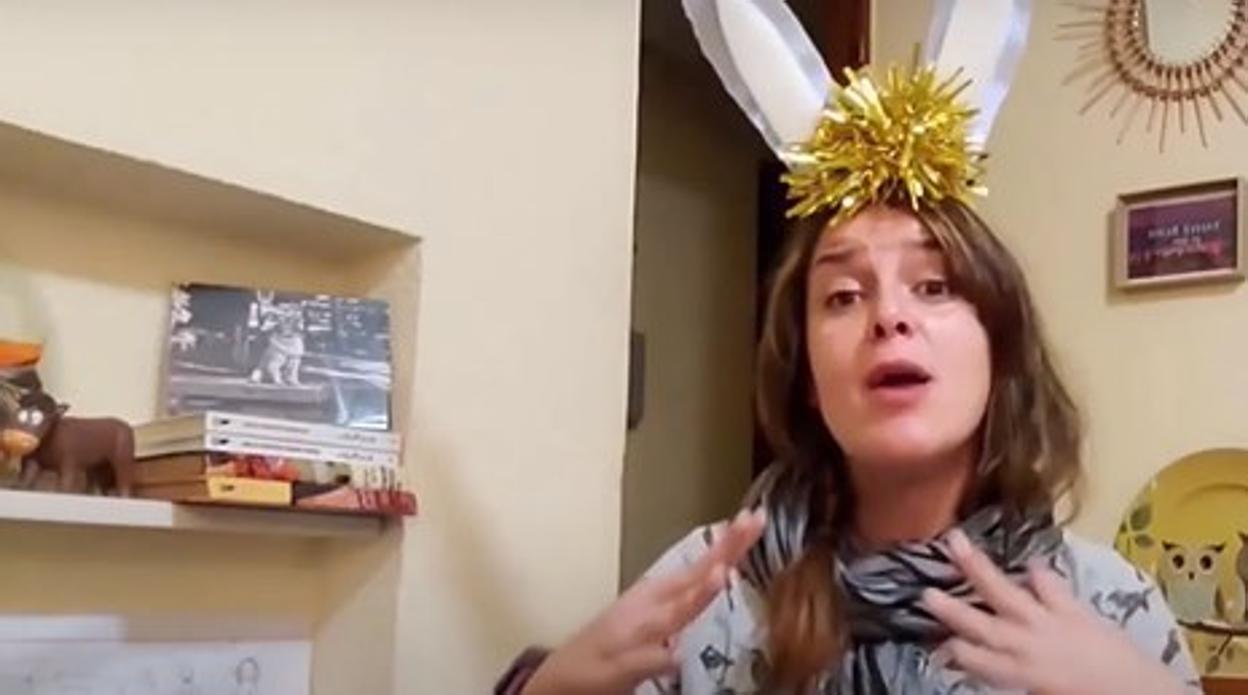 Gloria María Ortega, durante su interpretación de «El Burrito Sabanero» en lengua de signos