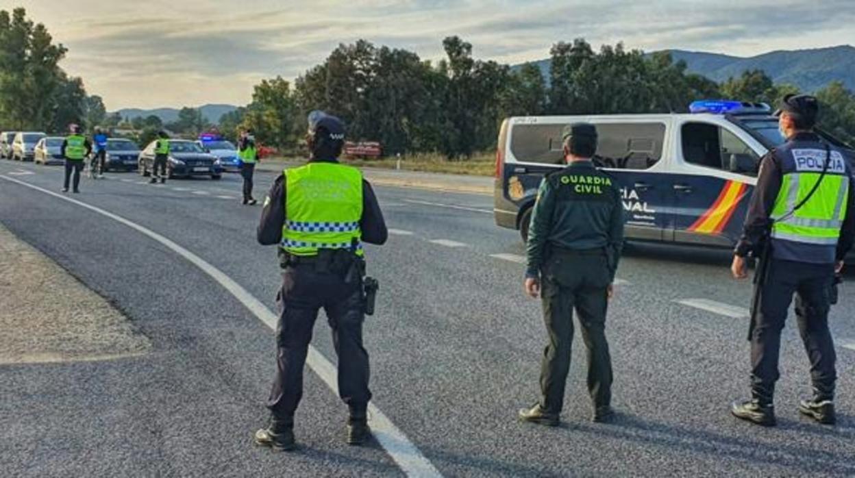Imagen de un control conjunto de Policía Local, Guardia Civil y Policía Nacional en Córdoba