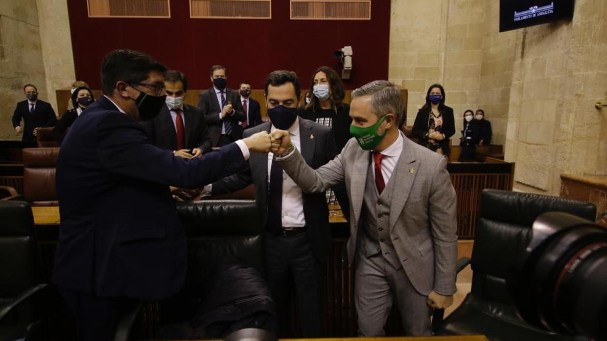 El presidente de la Junta, Juanma Moreno, junto a Juan Marín y el consejero de Hacienda Juan Bravo, tras la aprobación del Presupuesto por el Parlamento
