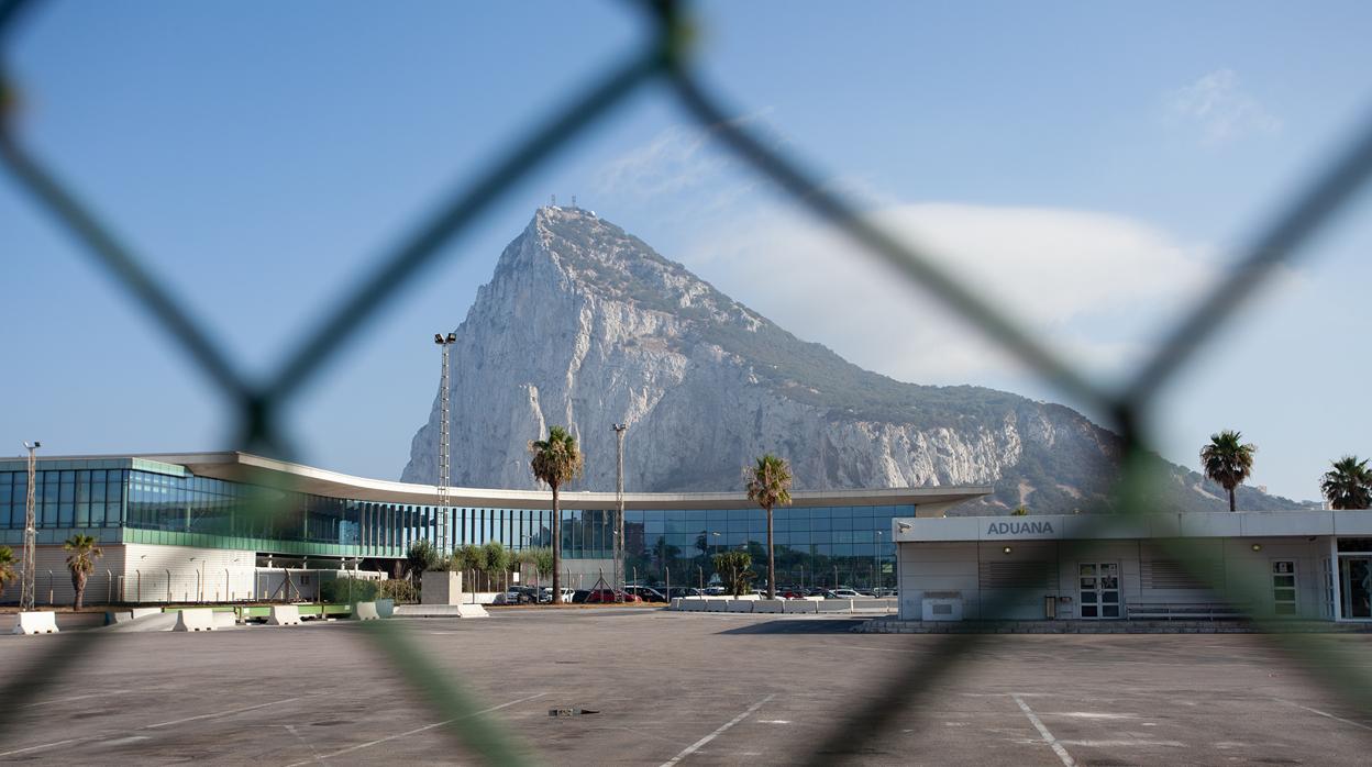 Imagen de la Aduana de La Línea y el aeropuerto de Gibraltar, con el Peñón al fondo