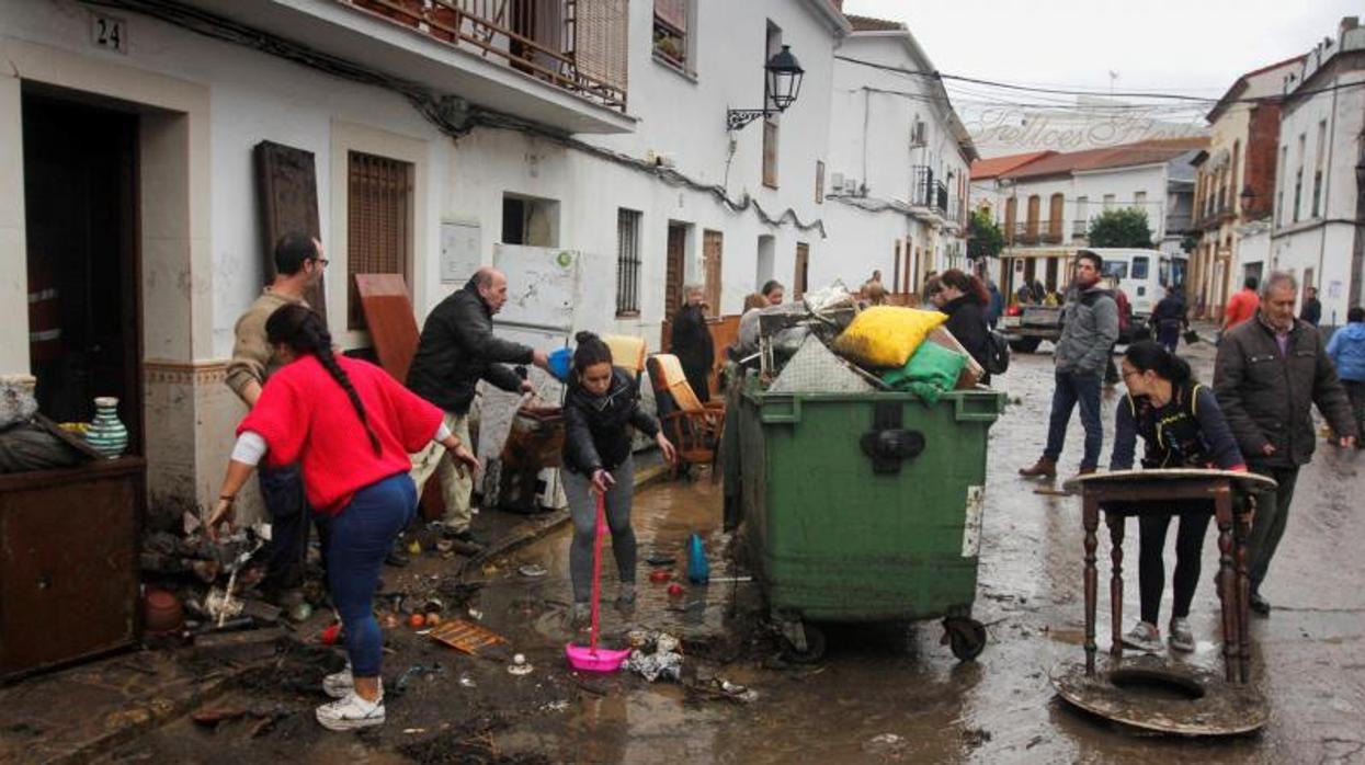 Vecinos de Nerva en Huelva se afanan en las labores tras el paso del temporal Elsa