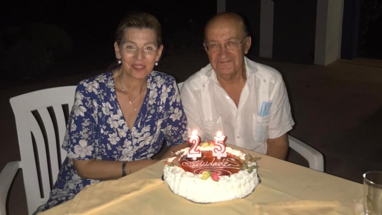 Eva Dech con Ángel Bernardos, el médico que le trasplantó el hígado, celebrando el 25 aniversario de esa operación que les unió para siempre. «Es el abuelo de mi hijo», señala ella