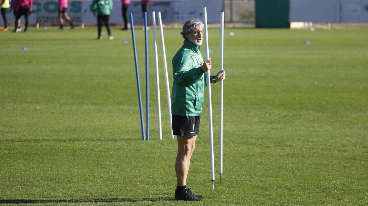 El entrenador del Córdoba, Pablo Alfaro, pone unas picas en el césped