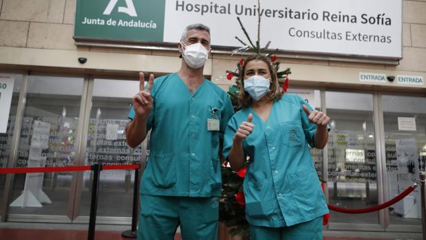 Llegan las vacunas | Los primeros inmunizados en el Reina Sofía de Córdoba: «Animamos a todos a hacerlo»