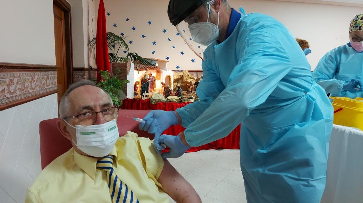 Manuel Prieto Rodríguez, primer vacunado en Córdoba