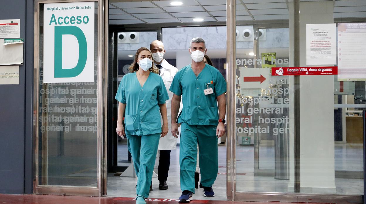 Uno de los sanitarios del Reina Sofía que este domingo ha recibido la vacuna contra la Covid-19