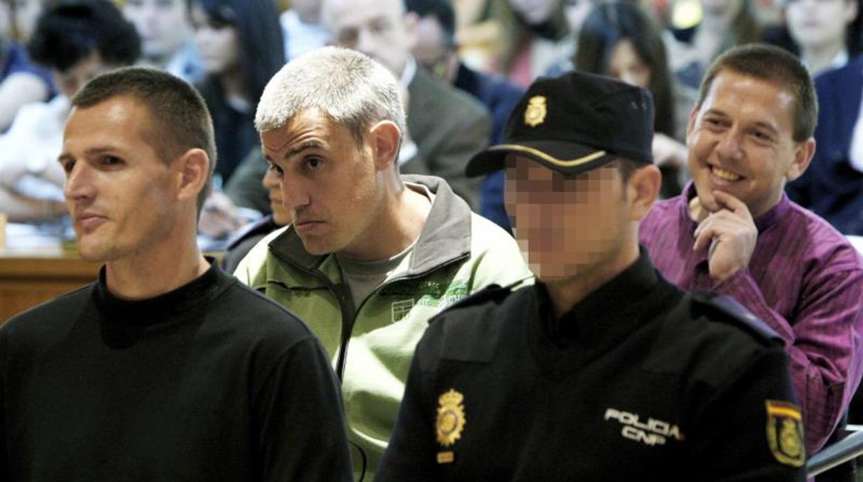 Igor Portu, primero por la izquierda, junto a los etarras Mattin Sarasola y Mikel San Sebastián, en la Audiencia Nacional en su juicio en mayo de 2010