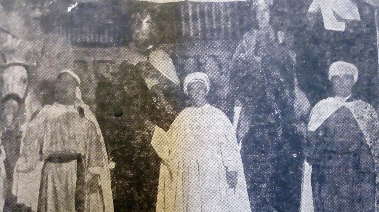 Foto de estudio con la primera cabalgata de Reyes Magos que apareció en el diario «La Voz»