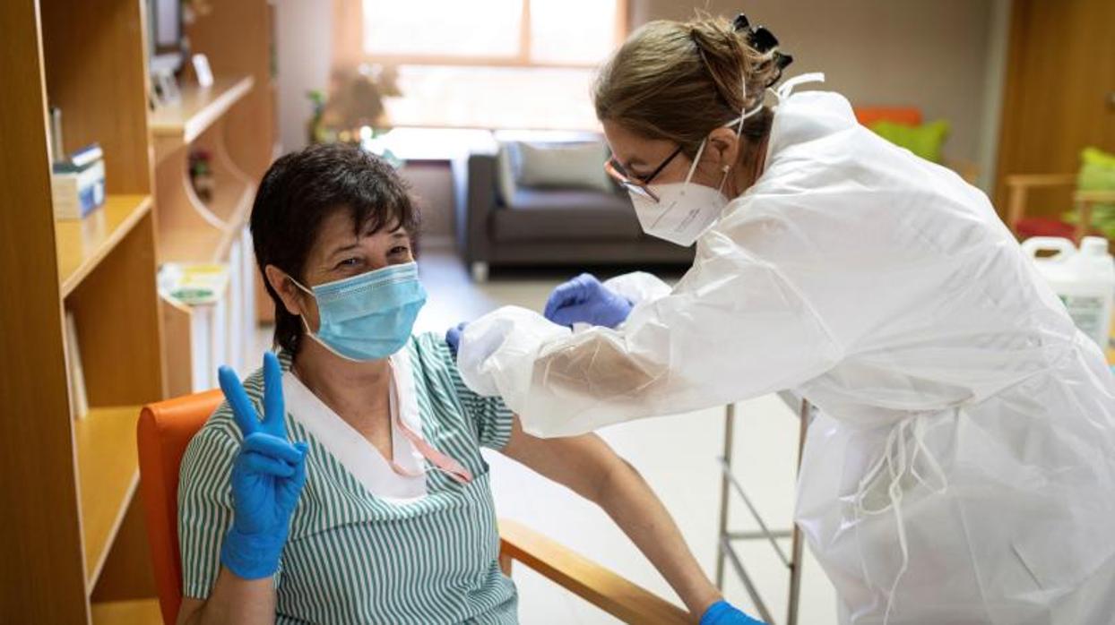 Una paciente se vacuna en una residencia de mayores