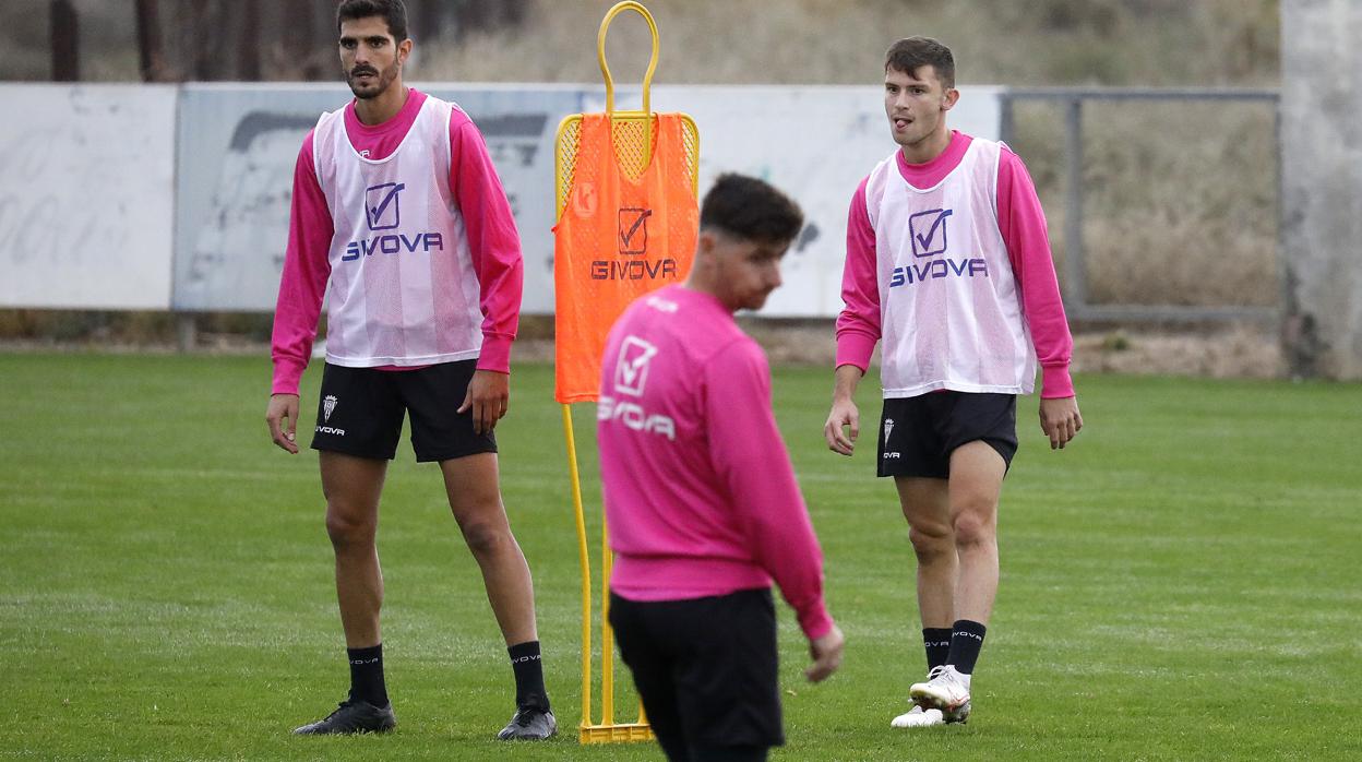 Javi Flores, junto a Bernardo y Espeso en el entrenamiento del Córdoba CF en la Ciudad Deportiva