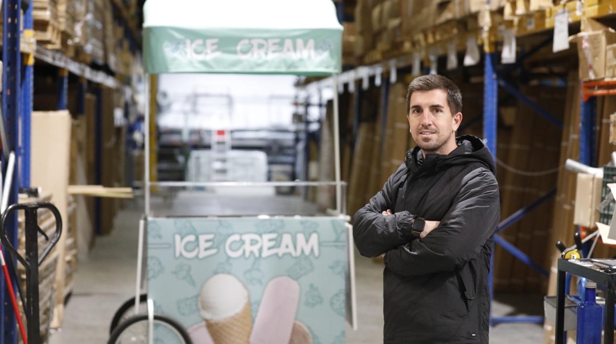 El joven empresario Cristóbal González posa junto a uno de sus carritos de alimentación ambulante