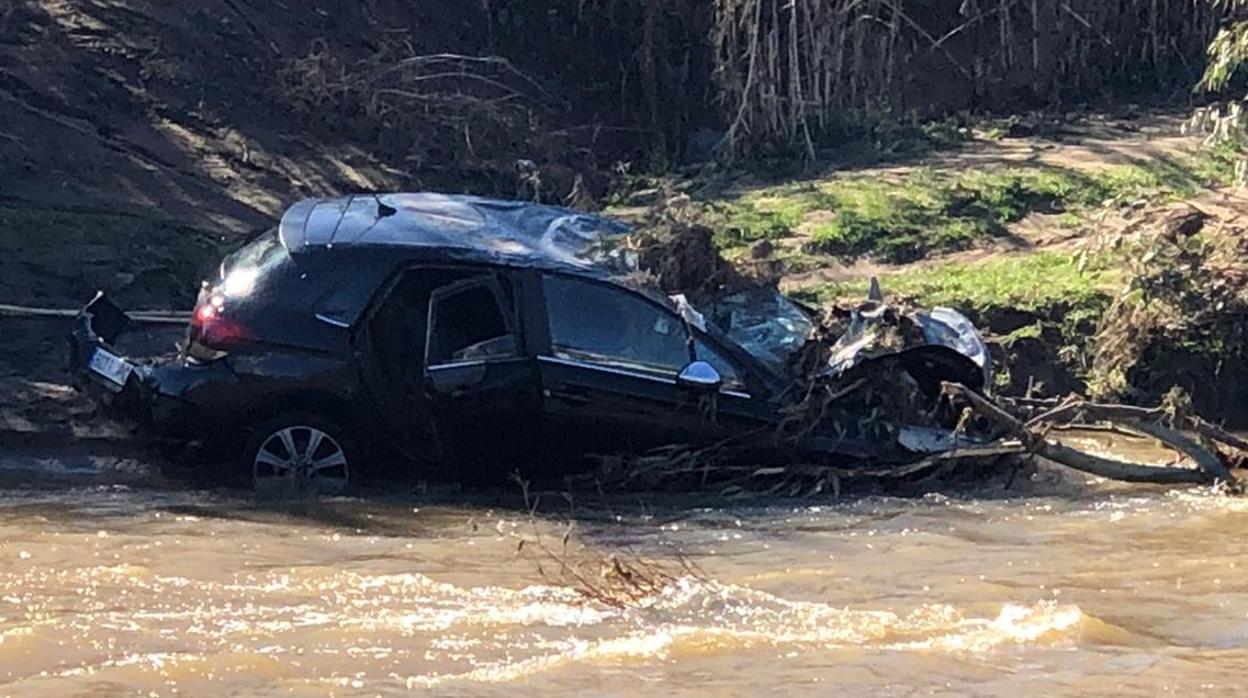 Imagen de los Bomberos sacando del río el cuerpo del varón