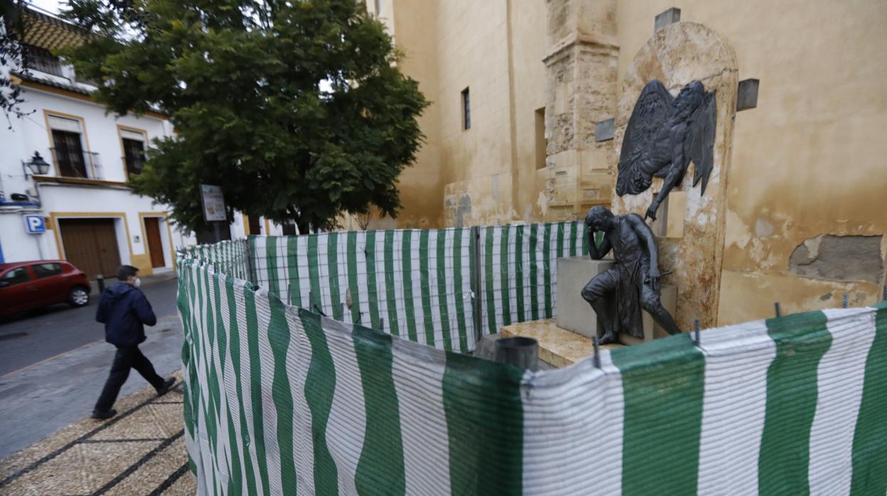 El monumento a Juan de Mesa, vallado para empezar su restauración