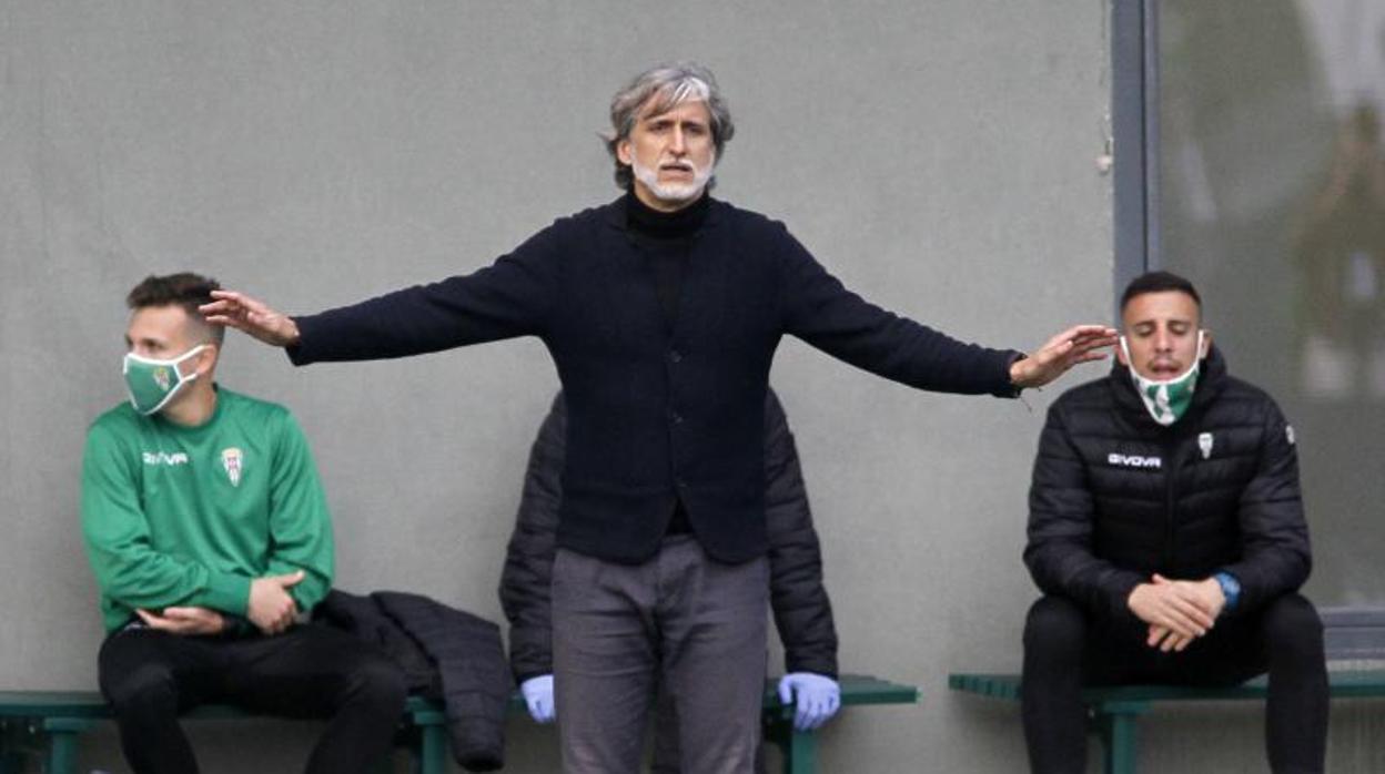 Pablo Alfaro atiende a los medios tras el partido