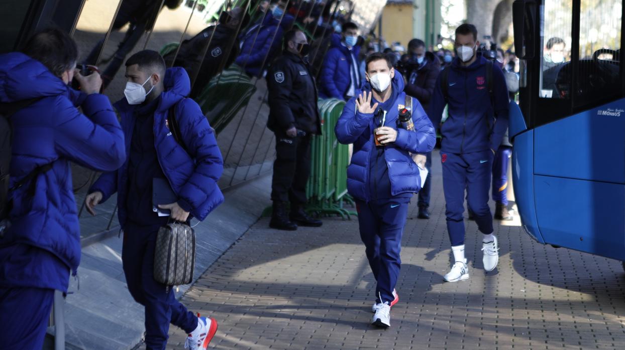 El FC Barcelona, con el capitán Leo Messi a la cabeza, a su llegada este martes a Córdoba