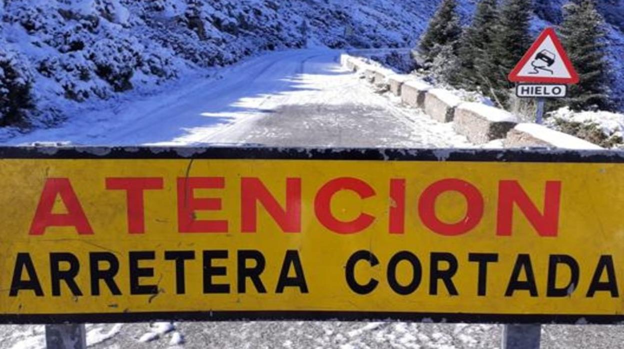 Imagen de archivo de una carretera cortada por nieve