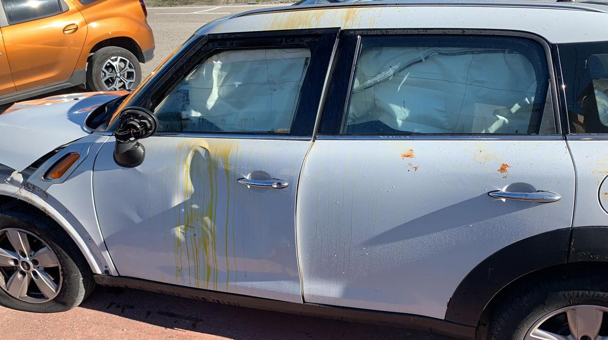 El Mini blanco en el que viajaban las dos chica rociado con el ácido