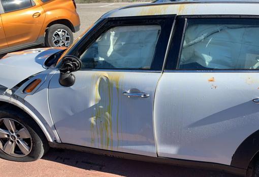 Estado del coche atacado con ácido, donde iban las dos víctimas