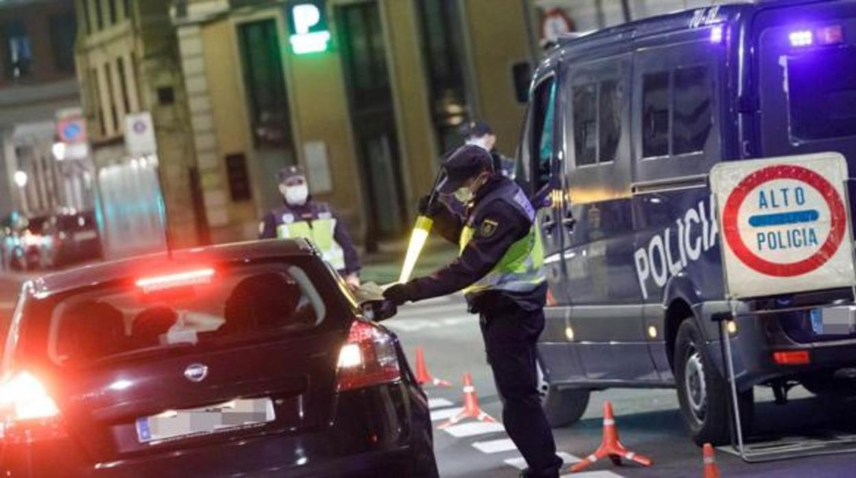 Agente de la Policía e un control