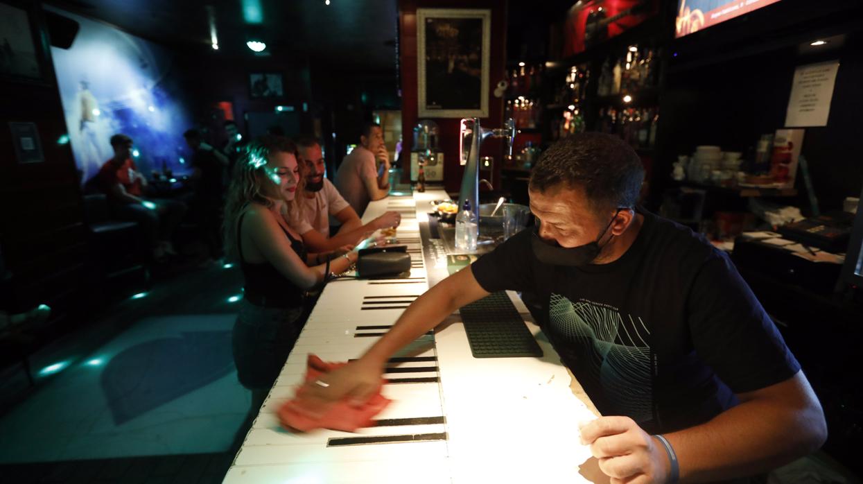 Imagen de un pub de Córdoba en agosto, días antes de que se ordenase el cierre de estos establecimientos