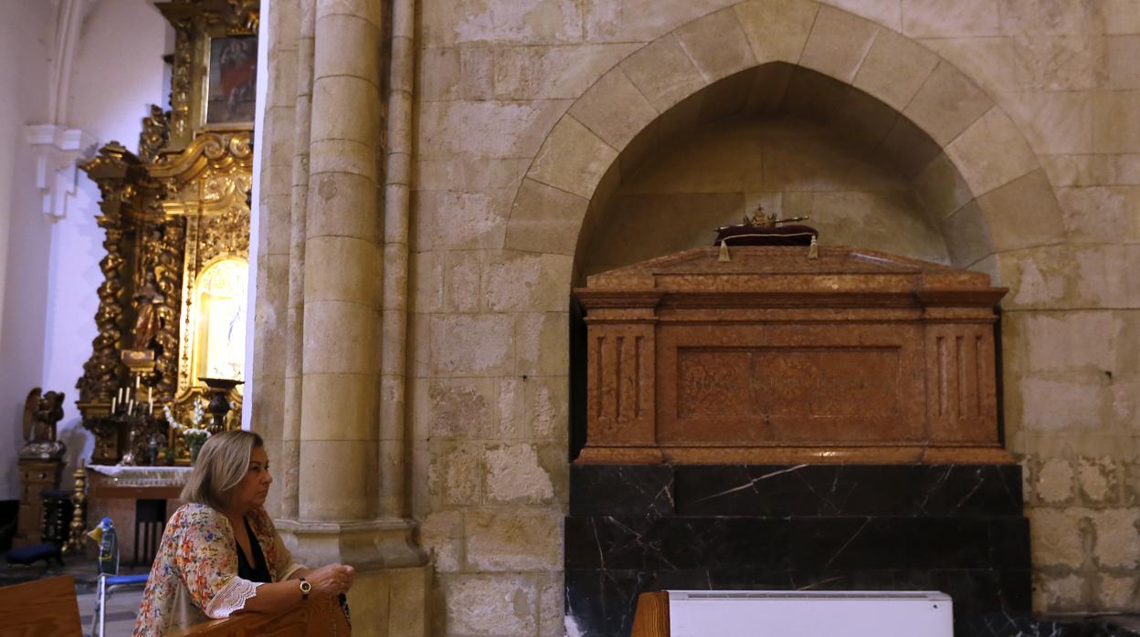 Uno de los dos sepulcros en mármol rojo en la Iglesia de San Hipólito, en una imagen anterior a la pandemia