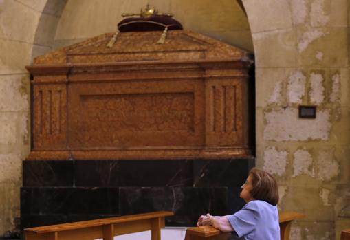 Una mujer , junto al sepulcro real, en una imagen anterior a la pandemia