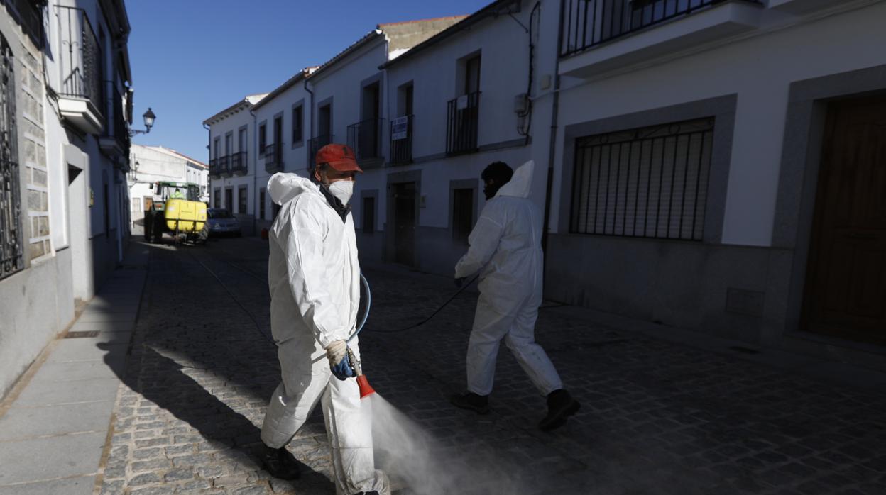 Tareas de limpieza en Añora el pasado 8 de enero