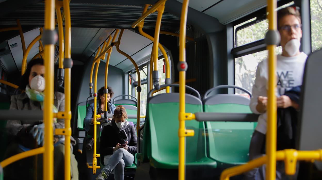 Pasajeros en la línea 2 de Aucorsa, en una imagen del año pasado