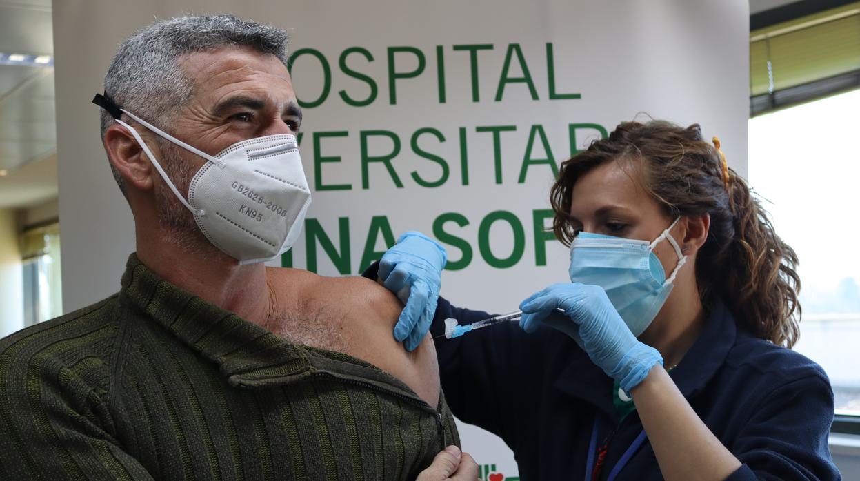 Felipe López, enfermero de Urgencias del Hospital Reina Sofía de Córdoba, hoy recibiendo la segunda dosis