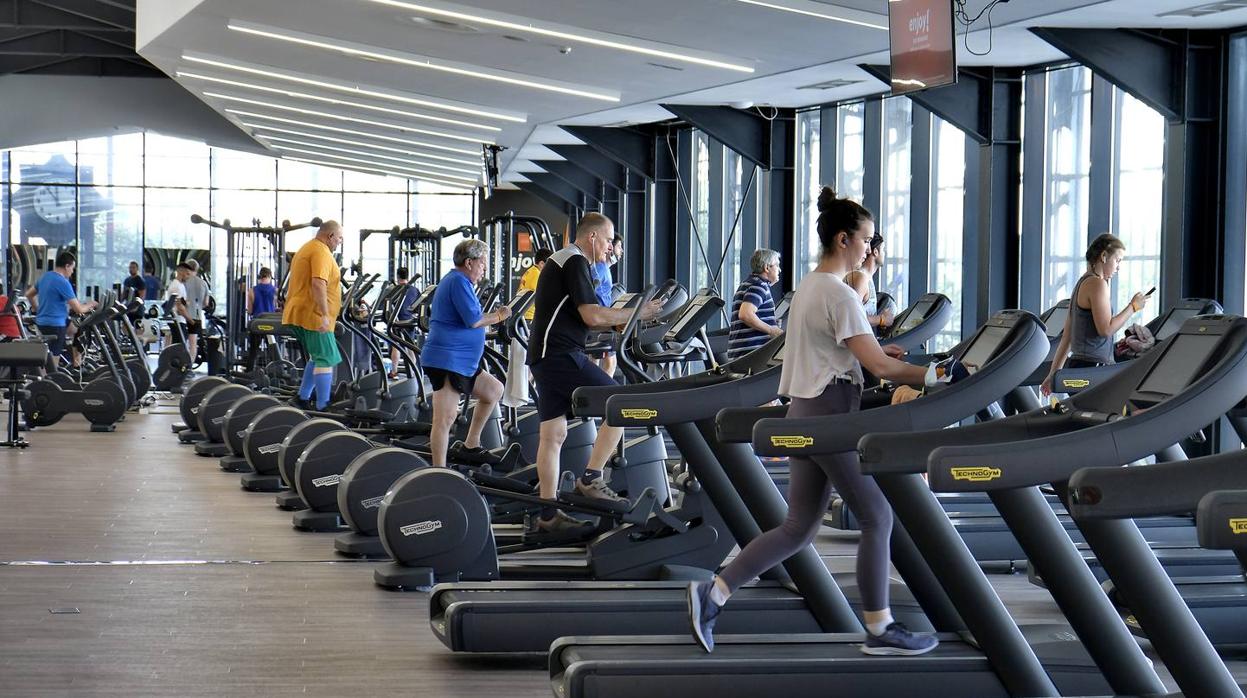 Varias personas realizan deporte en un gimnasio de Sevilla en plena pandemia del coronavirus