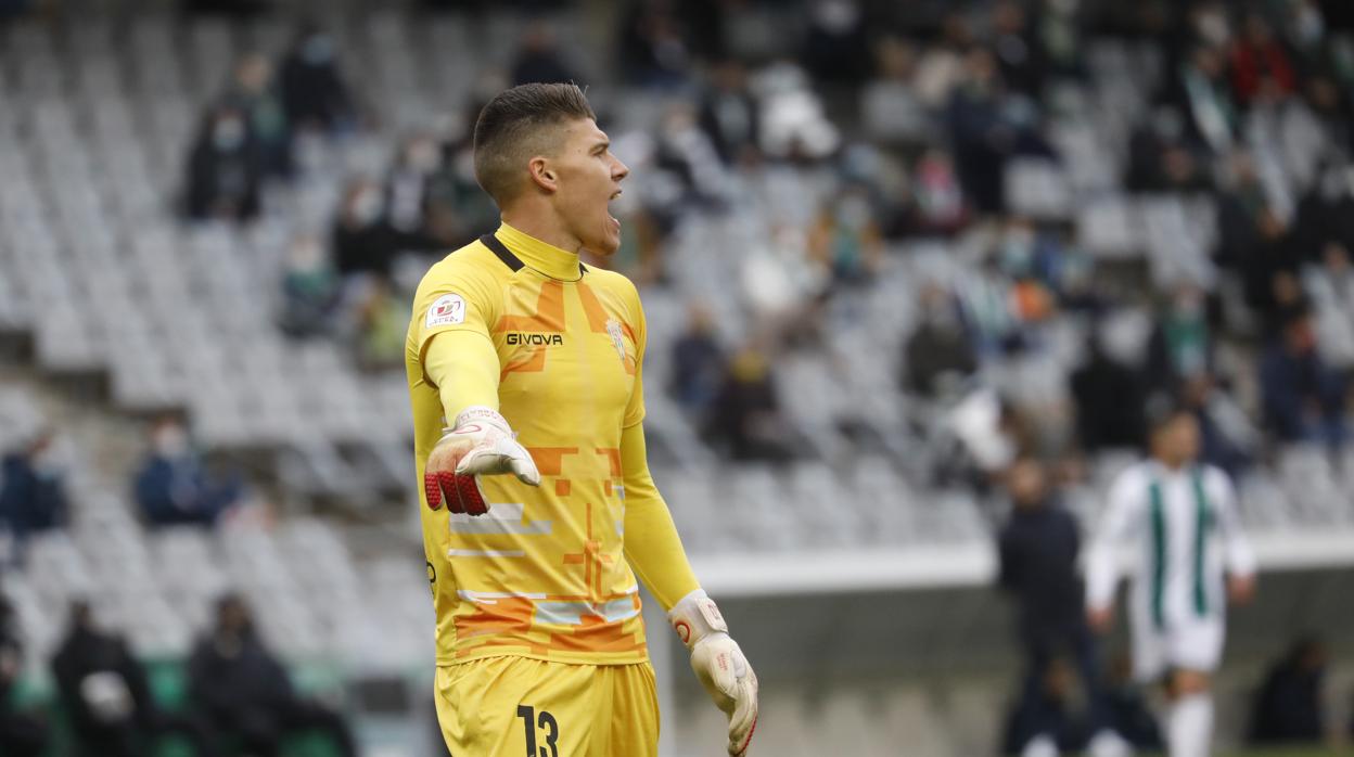 El portero del Córdoba Isaac Becerra en el partido ante el Getafe en la Copa del Rey