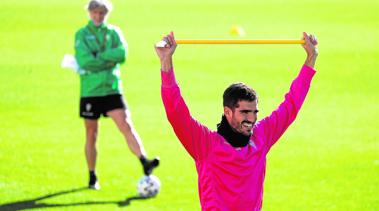 El central cordobés del Córdoba Bernardo Cruz estira con una barra con Pablo Alfaro al fondo