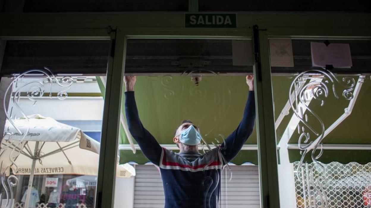 Cierre de comercios en La Linea de la Concepcion por la nueva normativa de confinamiento por municipios