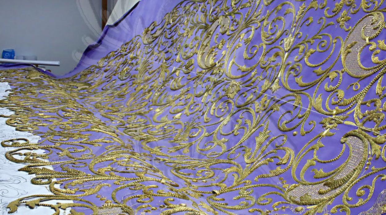 Restauración del manto de Nuestra Señora de las Lágrimas en su Desamparo