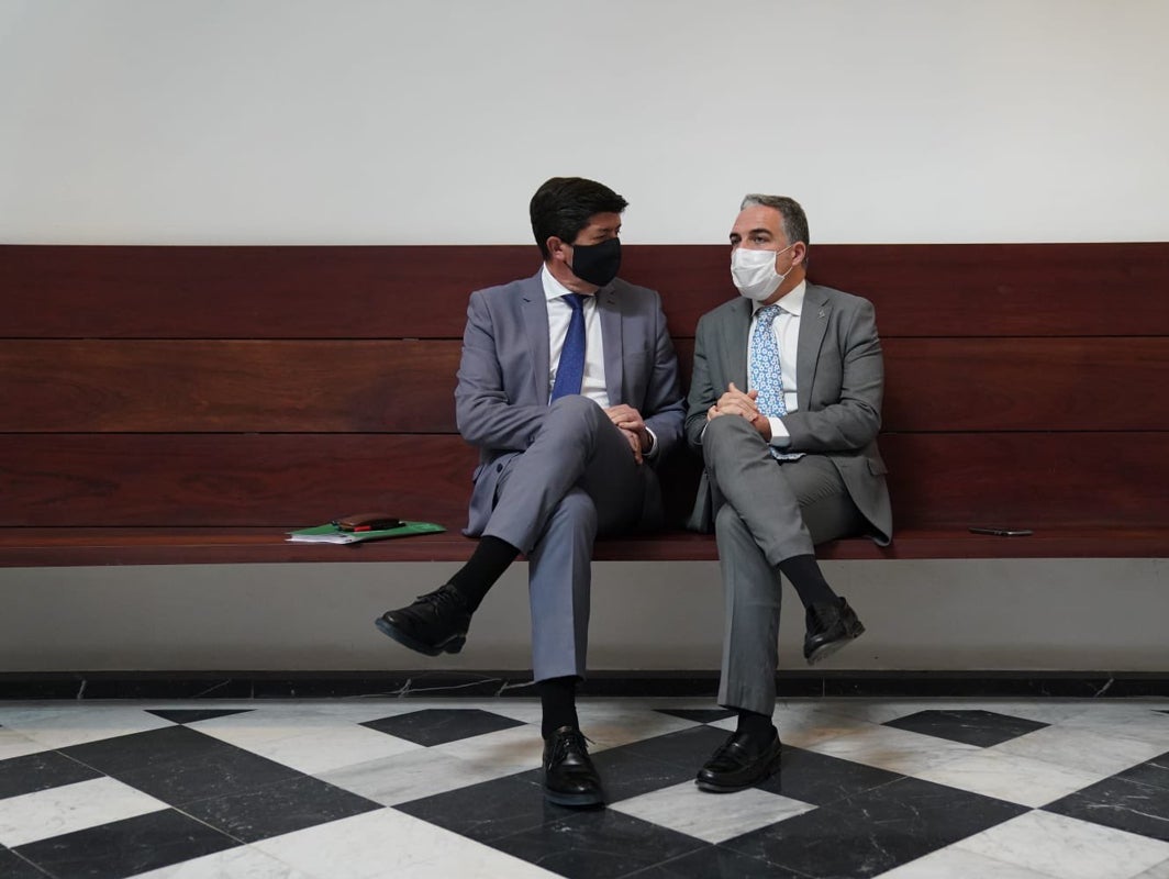 Juan Marín y Elías Benodo, conversan en el Palacio de San Telmo antes de la reunión sobre el balance de los dos años de mandato del Gobierno andaluz