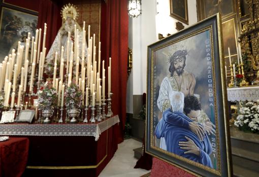 La Virgen de la Paz y Esperanza, en su altar de cultos, y el cartel de César Ramírez