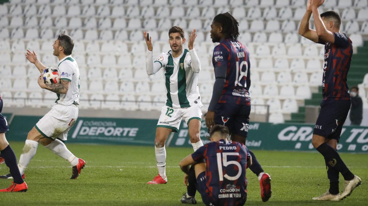 Bernardo Cruz y Piovaccari protestan el gol anulado para el 2-2 en el último minuto