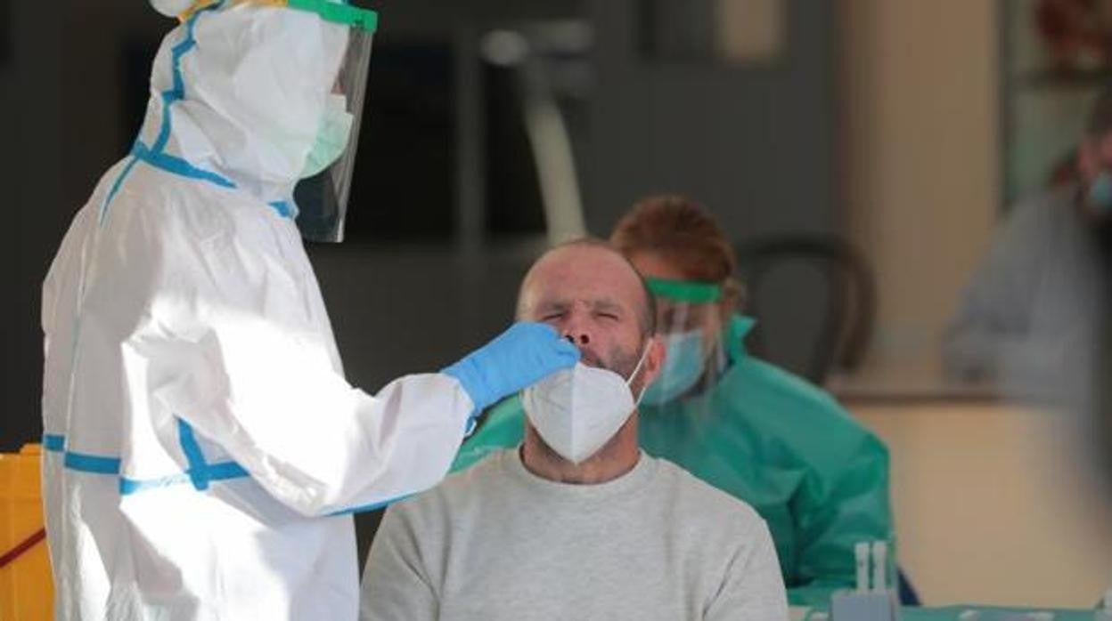 Un ciudadanos se somete a un test de coronavirus