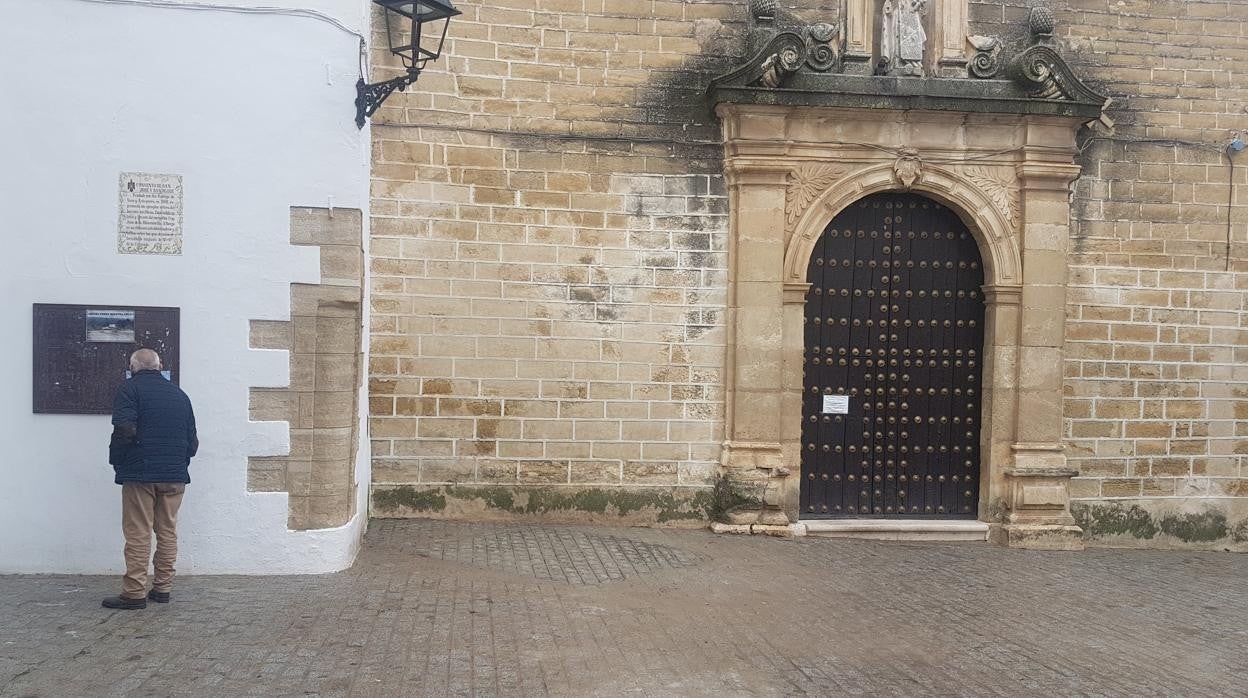 Los servicios de limpieza han retirado ya las cruces de madera, las velas y las flores