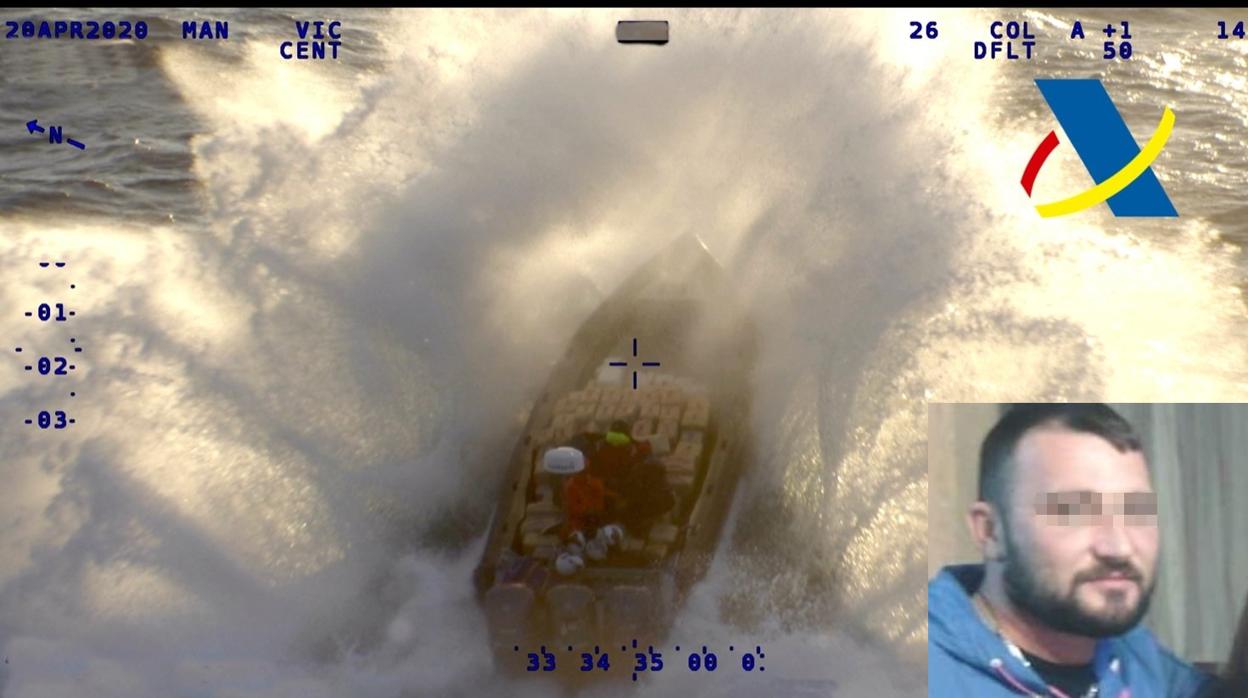 Imagen de una narcolancha y del fallecido en la persecución del domingo