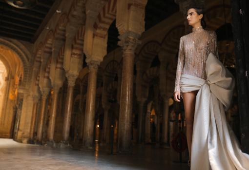 Una de las modelos, con un diseño en el interior de la Mezquita-Catedral de Córdoba