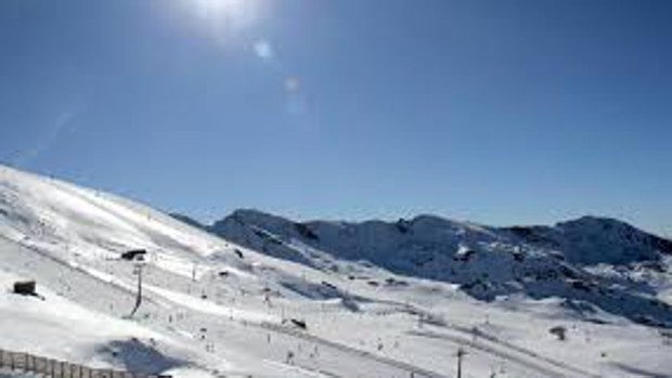 Muere en Sierra Nevada un profesor de Granada que hacía «snow» en una pista cerrada