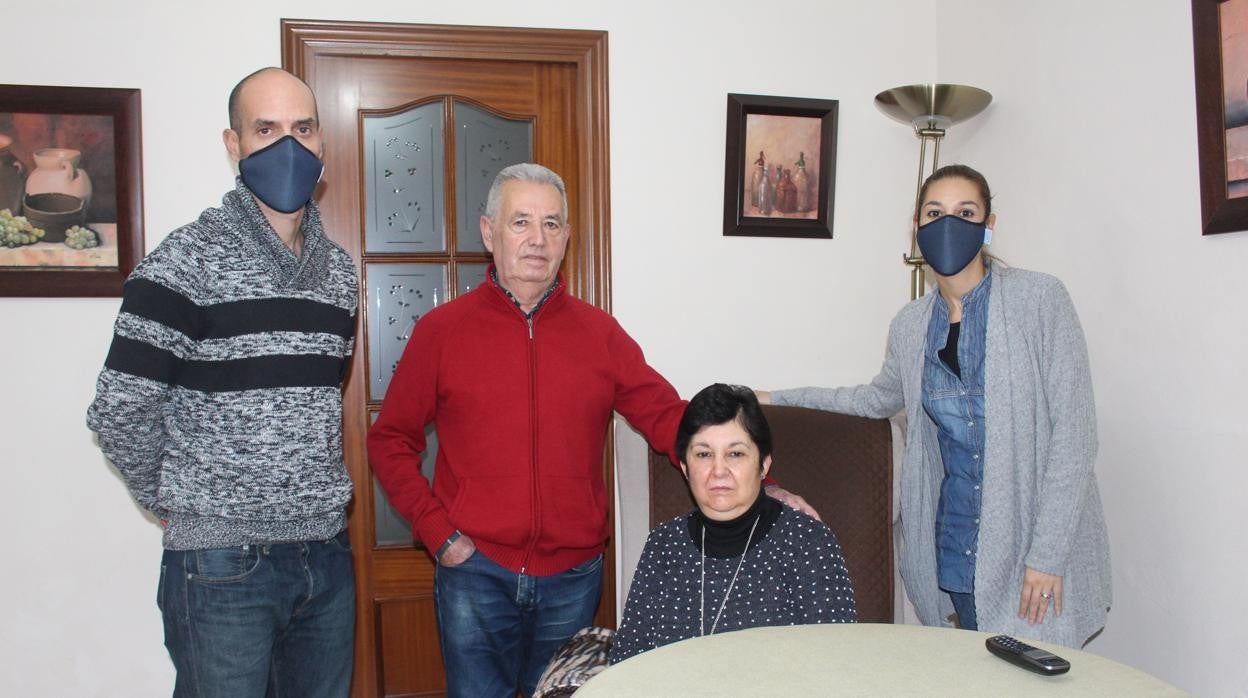 Teresa Muñoz, junto a su familia, en su casa de Aguilar de la Frontera